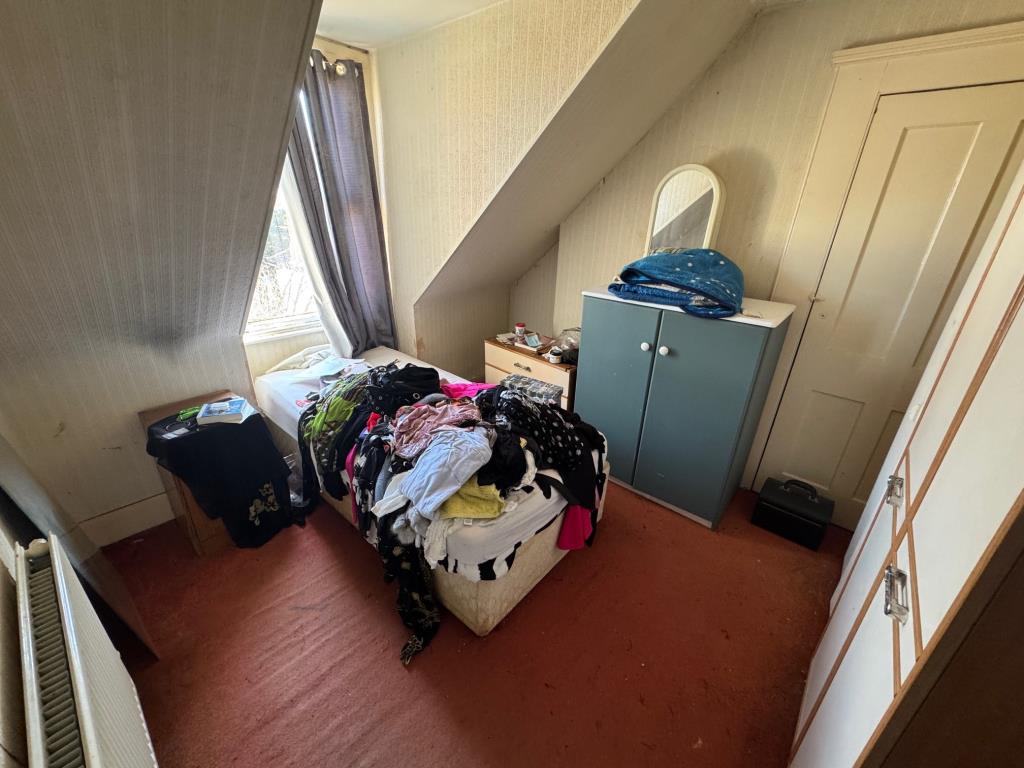 Lot: 150 - FREEHOLD INVESTMENT - THREE-BEDROOM MAISONETTE AND ONE-BEDROOM GARDEN FLAT - Maisonette - bedroom 3